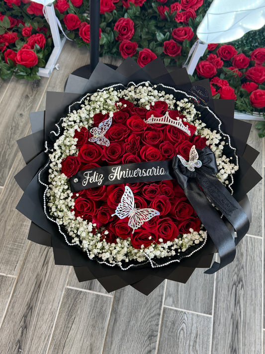 Ramo de 50 rosas , papel negro , nubes (babybreath) frase personalizada