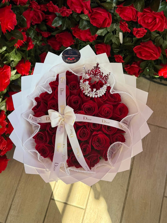 Ramo de 36 rosas , papel blanco , una corona pequeña