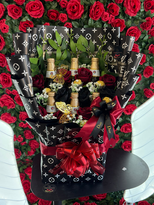 Arreglo de 12 rosas rojas naturales, baby breath , 6 modelos 8 chocolate Ferrero , papel negro LV ,