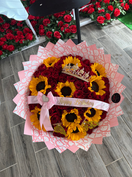 Ramo de 60 rosas rojas con girasoles, corona large , frase personalizada, papel rosado