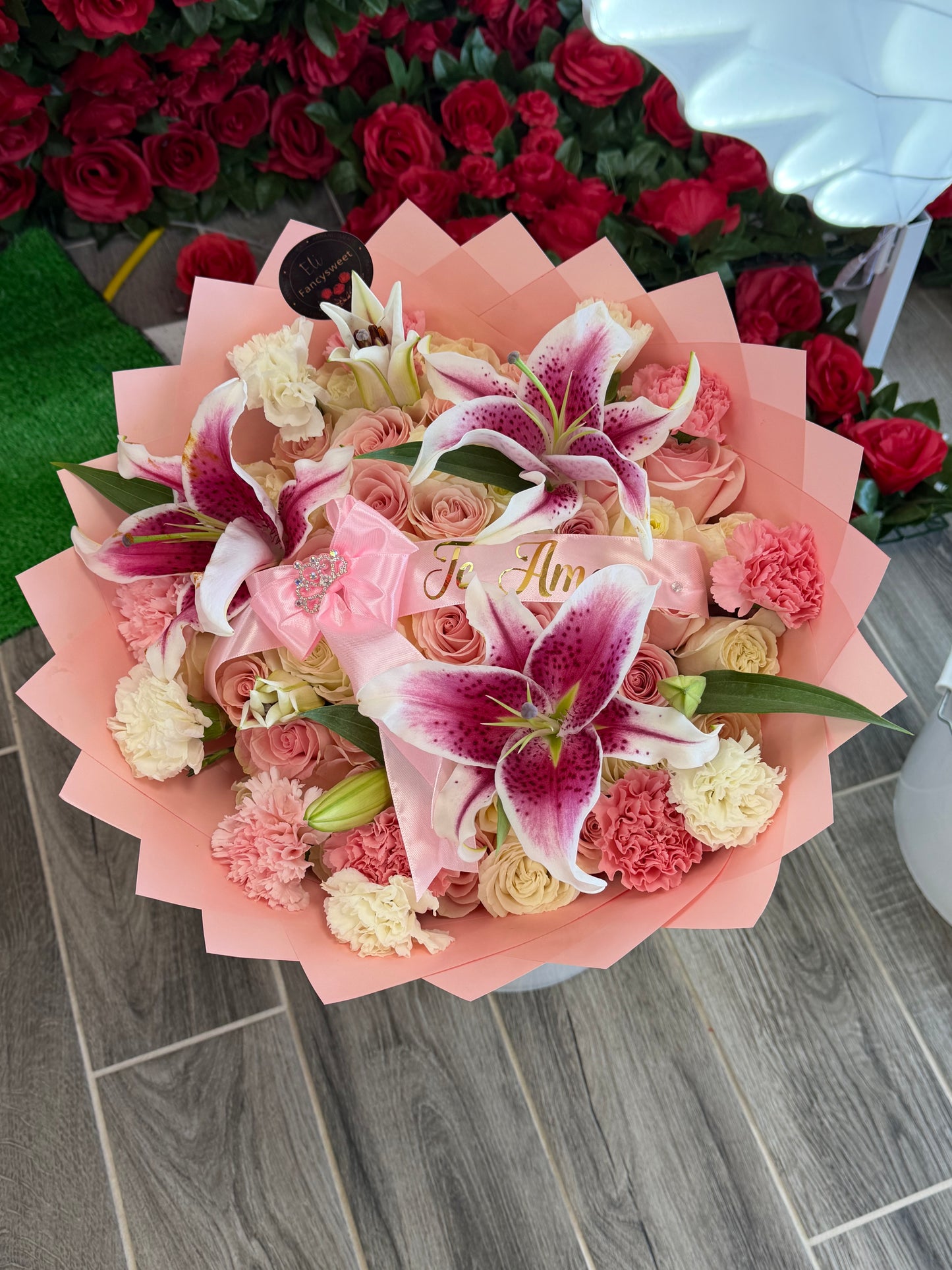 Ramo de 36 rosas rosadas y blancas , con Lilis , carnations , papel rosado y una frase personalizada