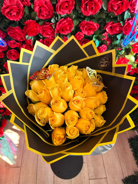 Ramo de 24 rosas amarillas con papel negro y dorado en la orilla , con dos mariposas doradas